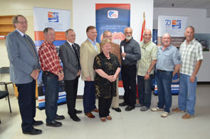 De gauche à droite:  l'honorable Michael Olscamp, ministre de l'agriculture, de l'aquaculture et des pêches de la Province du Nouveau-Brunswick; Paul-Aimé Mallet de l'administration portuaire de Le Goulet, Marcel Duguay, directeur général de l¿Association coopérative des pêcheurs de l¿Île Ltée; l'honorable Paul Robichaud, vice-premier ministre de la province du Nouveau-Brunswick et député provincial de Lamèque-Shippagan-Miscou l'honorable Gail Shea, ministre des Pêches et des Océans; Réginald Paulin, maire de Lamèque; Yvon Chiasson, président du comité portuaire de Lamèque;  Jean-Marc Mallet de l'administration portuaire de Shippagan, Aurèle Chiasson, comité portuaire de Lamèque et Rénald Paquet de l'autorité portuaire de Lamèque.  Le groupe a été pris en photo suivant  l¿annonce de projets dans trois ports pour petits bateaux de la Péninsule acadienne. Un investissement de l¿APECA et de la Province du Nouveau-Brunswick a également été annoncé afin de moderniser l¿usine de farine de poisson de l¿Association coopérative des pêcheurs de l¿Île Ltée.