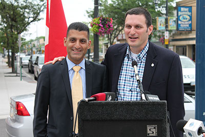 Jeff Watson, Député d¿Essex et Eddie Francis, Maire de Windsor à la cérémonie de remise à neuf de la rue Ottawa.