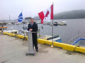 Jeudi 10 juillet, le sénateur Fabian Manning était à Jerseyside, Placentia, pour annoncer un investissement dans des projets de ports pour petits bateaux à Terre-Neuve-et-Labrador.