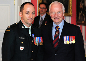 Son Excellence le très honorable David Johnston, gouverneur général et commandant en chef du Canada, présente la Médaille du service méritoire au lieutenant-colonel Steve Jourdain, M.S.M., CD. 