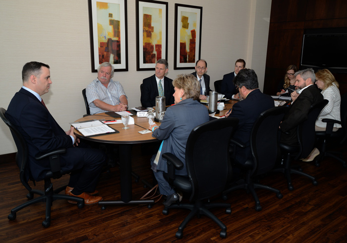 Ministre Moore meets with local business in Halifax to discuss ways to eliminate internal trade barriers