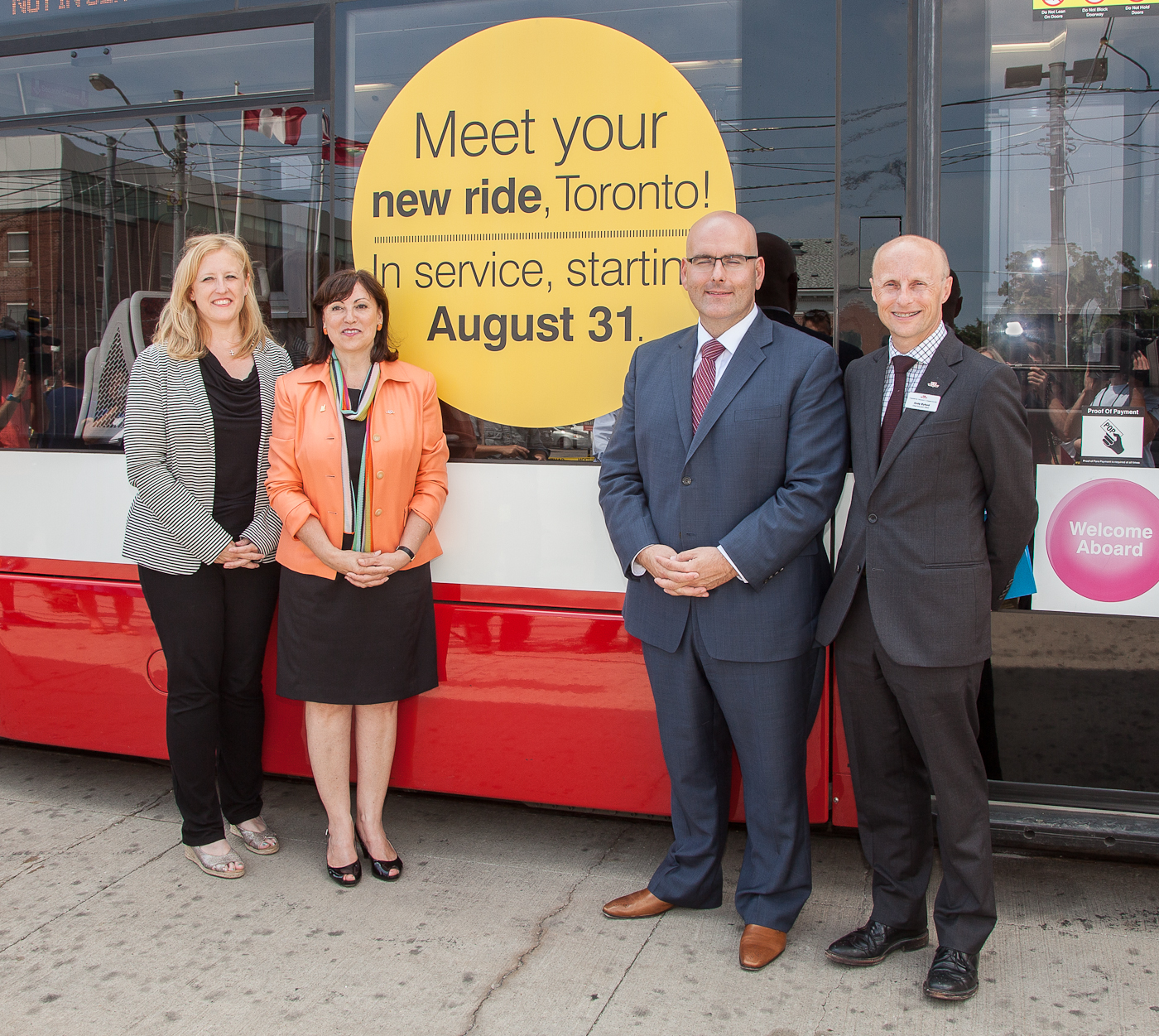 De gauche à droite: La ministre des Transports et députée pour Halton (Ontario), l¿honorable Lisa Raitt, la présidente de la Toronto Transit Commission et la conseillère municipale pour le District 9 du York-Centre de la Ville de Toronto, Maria Augimeri,  le ministre des Transports de l¿Ontario, Steven Del Duca, et le directeur général de la Toronto Transit Commission, Andy Byford, ont annoncé aujourd¿hui la mise en service des 204 nouveaux tramways, qui est prévue pour le 31 août.