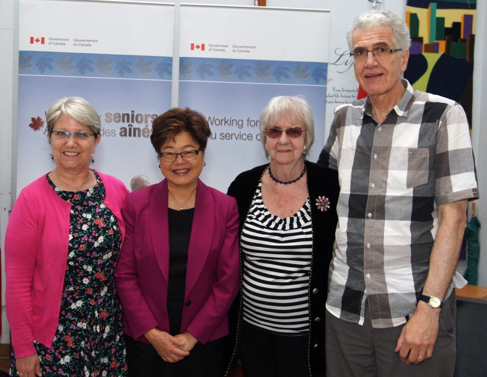 De gauche à droite : La révérende Sally McShane; la ministre Wong; Sharon Butterworth (participante aînée); et Stephen Gray. 