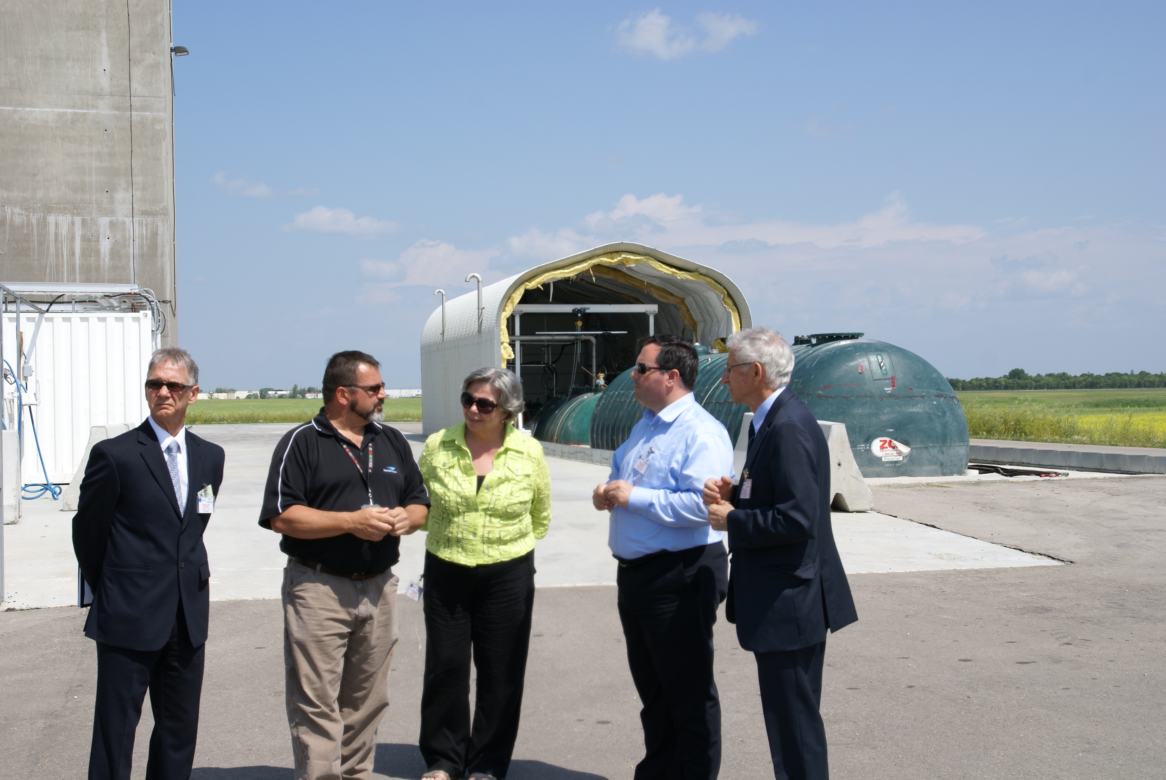 M. Ken Webb, directeur exécutif de Manitoba Aerospace, Rob Baillie, chef de production 
pour StandardAero, Mme Joyce Bateman, députée de Winnipeg¿Centre¬¿Sud, le ministre Kenney, ministre de l¿Emploi et du Développement social et M. Vic Gerden, président-directeur général  de WestCanitest R&D (WestCaRD), en pleine discussion à propos du soutien du gouvernement fédéral auprès de l¿industrie aérospatiale et de l¿importance de faire carrière dans des domaines à forte demande.
