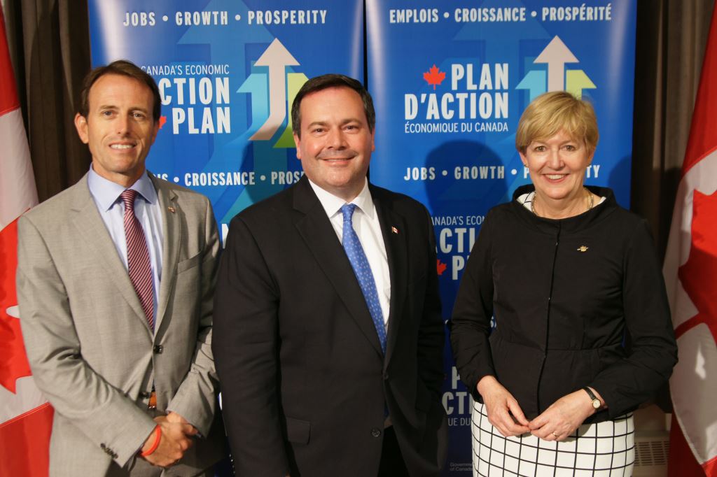 Le député de West Vancouver¿Sunshine Coast¿Sea to Sky Country, John Weston, le ministre Kenney et la ministre Anton. 