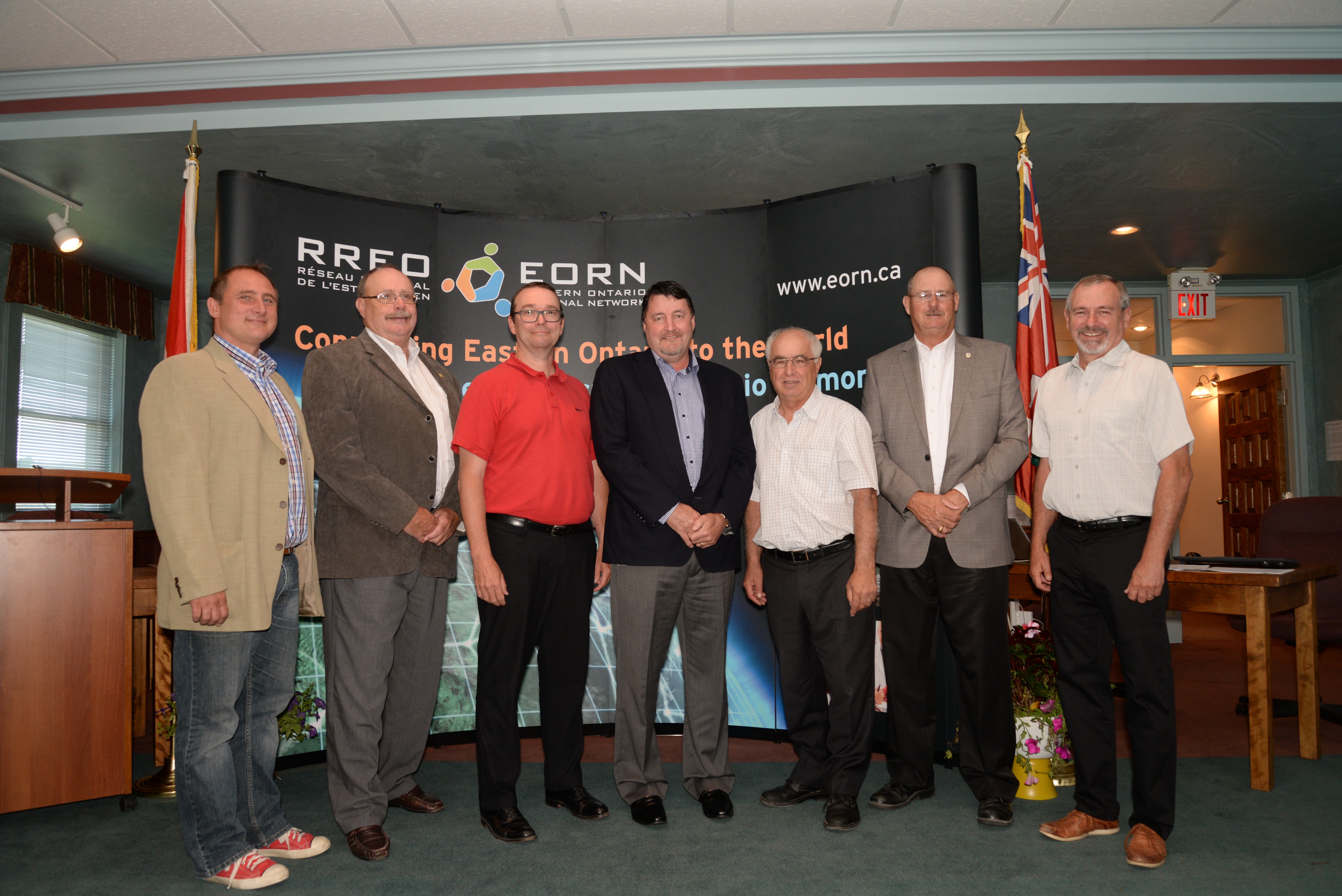 (De gauche à droite): Mike McKeon, propriétaire de Up River Trading Company, David Burton président du conseil du comté d¿Haliburton et président du Réseau régional de l¿Est ontarien (RREO), Barry Devolin, Député d¿Haliburton¿Kawartha Lakes¿Brock, Peter Dilworth, vice-président des finances et chef du service des achats pour Bell Aliant, Lou Rinaldi, député provincial de Northumberland-Quinte West, Rick Phillips, président du conseil du comté d¿Hastings et ancien président de l'Eastern Ontario Wardens' Caucus et Jim Pine, Chef de l¿administration, comté d¿Hastings County et co-chef de projet pour le RREO à l¿évènement du lancement du RREO - Haliburton.