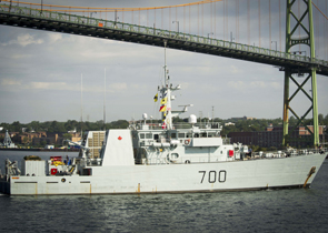 Le Départ du HMCS Kingston pour les voies Maritimes Arctiques du Canada
