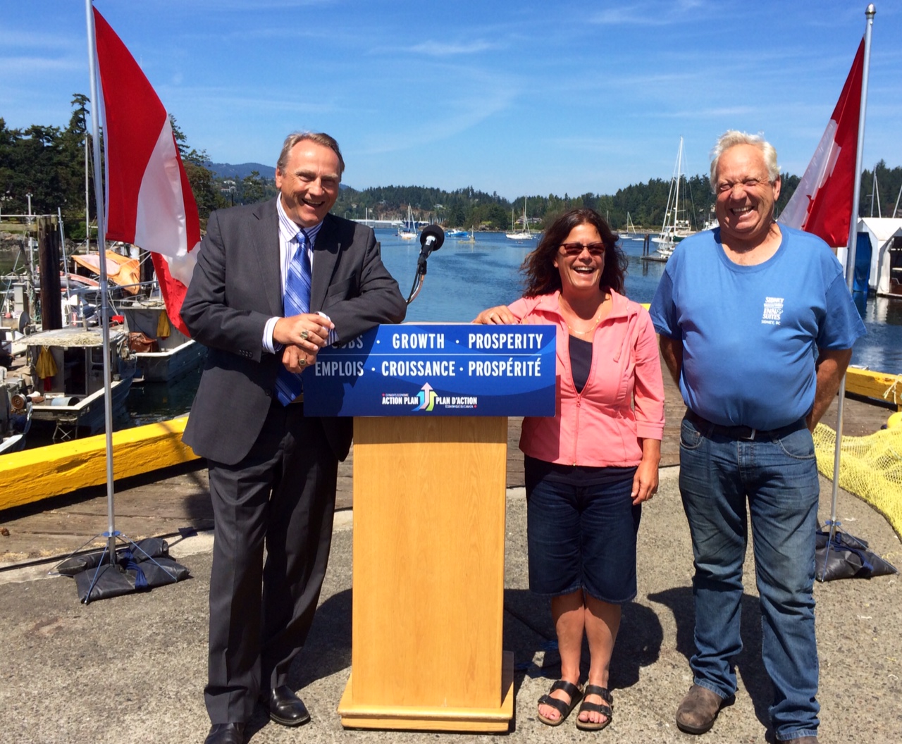 Le 8 août 2014, le député Duncan a annoncé l¿octroi d¿un financement de 25 M$ en vue d¿effectuer des travaux d¿amélioration dans les ports de pêche commerciale de Sidney, Port Edward et Kitimat, en Colombie-Britannique. De gauche à droite : John Duncan, député fédéral, Janet Rooke, directrice de l¿administration portuaire de Tsehum et Tony McDermid, président du conseil d¿administration du port de Tsehum.