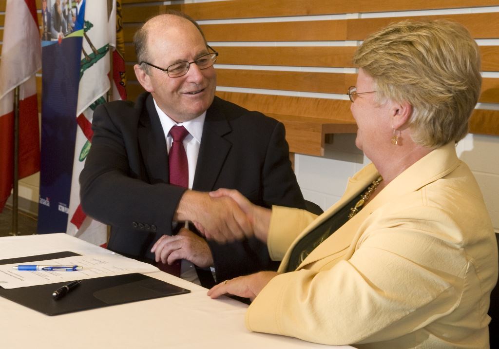 La ministre Shea avec le ministre Roach. 