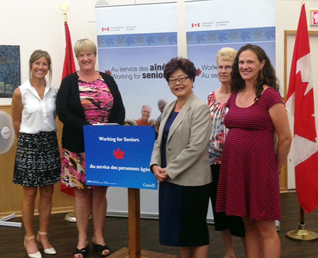 Mme Lois Monteith, Mme Jane Haywood-Farmer, Mme Valerie Janz, la députée de Kamloops¿Thompson¿Cariboo, Mme Cathy McLeod et la ministre Wong au lutrin. 