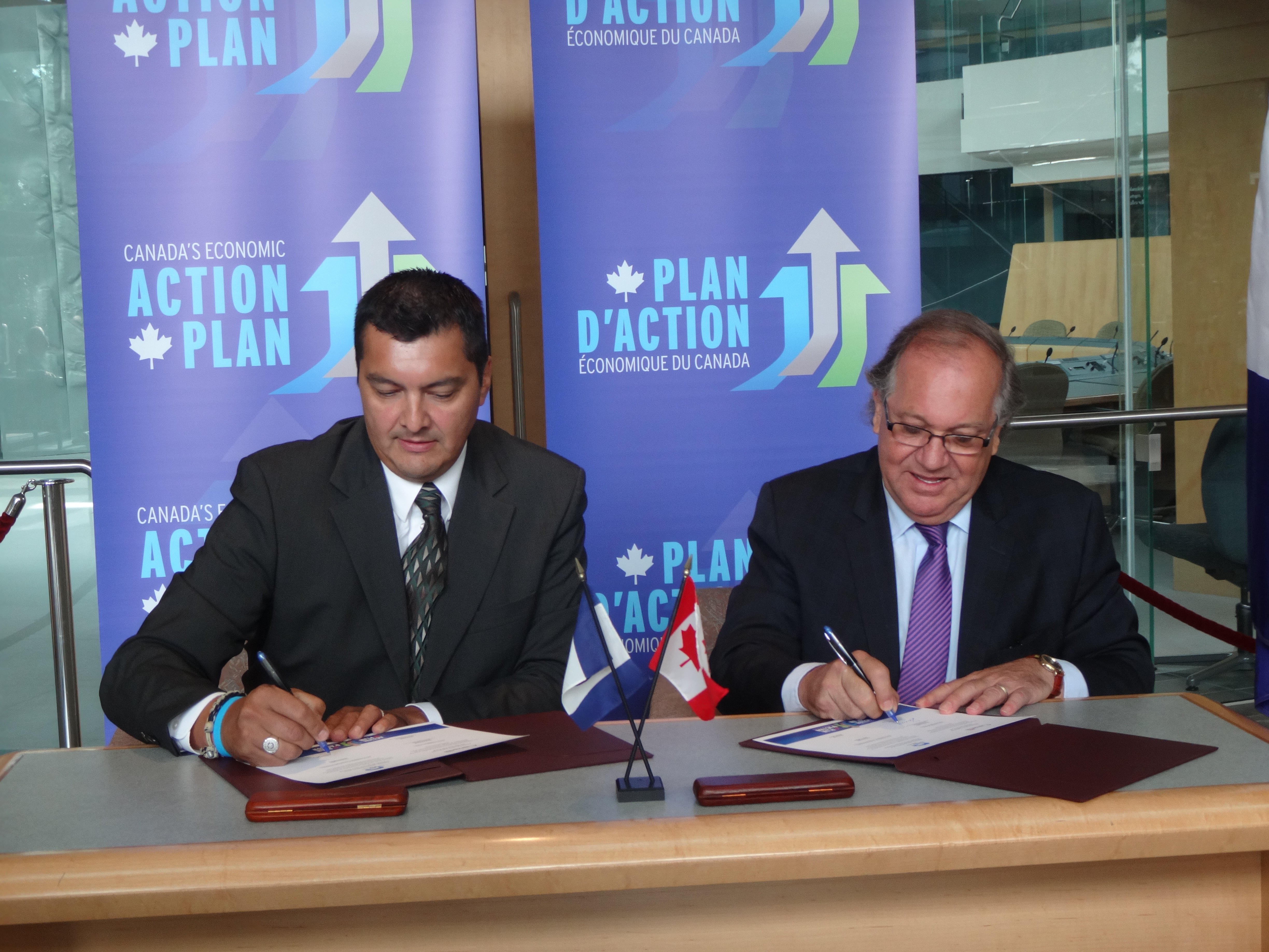 L¿honorable Jackson Lafferty, vice-premier ministre, ministre de l¿Éducation, de la Culture et de l¿Emploi et ministre responsable de la Commission de la sécurité au travail et de l¿indemnisation des travailleurs des Territoires du Nord-Ouest, et l¿honorable Bernard Valcourt, ministre des Affaires autochtones et du Développement du Nord canadien, ont célébré aujourd¿hui le Fonds de la taxe sur l¿essence fédéral renouvelé à Yellowknife.