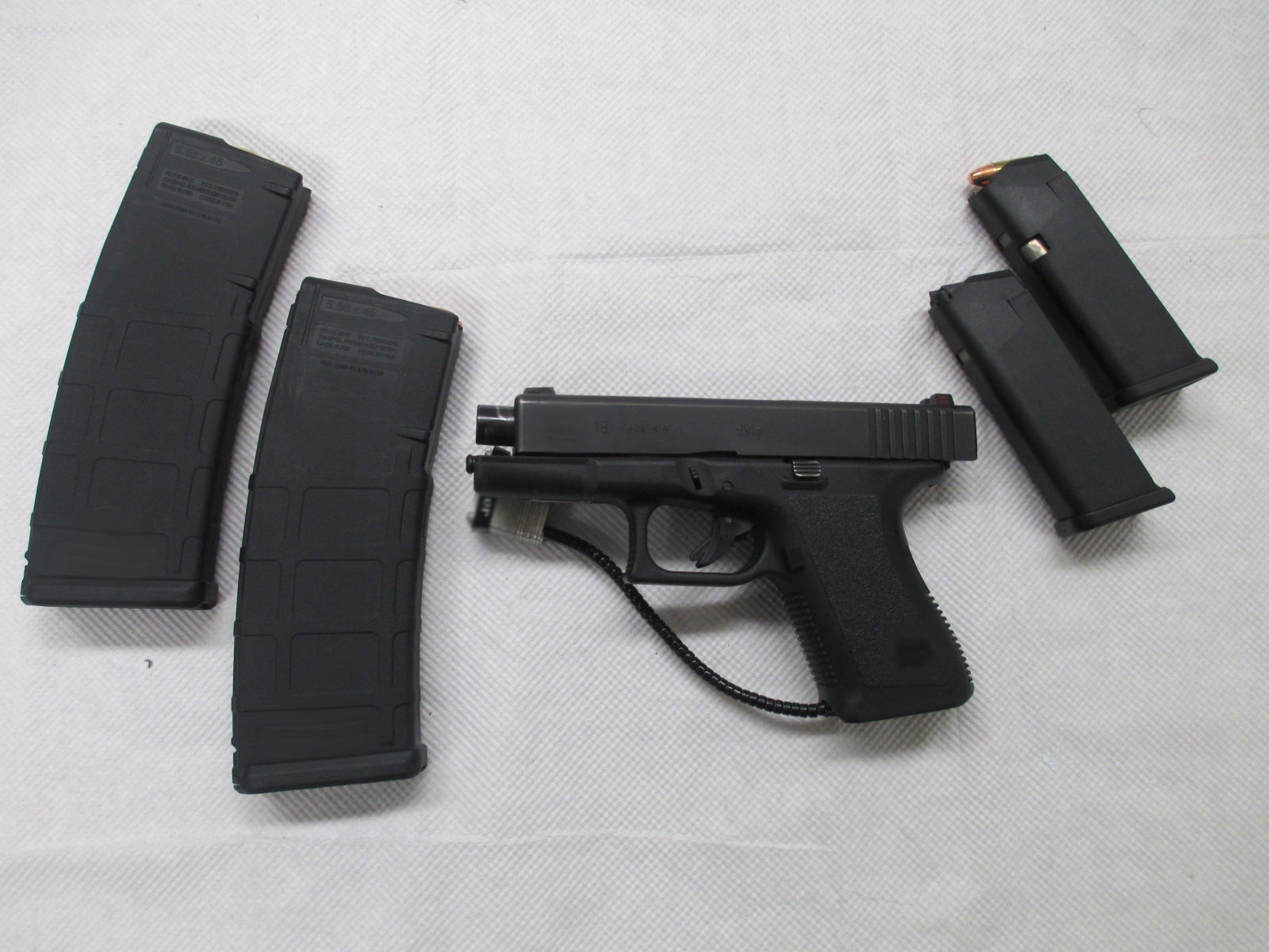 Arme à feu et chargeurs saisis à North Portal, le 8 août 2014.