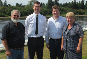 De gauche à droite : Brian Glebe, directeur de Eastern Charlotte Waterways Inc.; Donald Killorn, directeur général de Eastern Charlotte Waterways Inc., le député fédéral de Nouveau-Brunswick Sud-Ouest, John Williamson; et l¿Honorable Gail Shea, ministre de Pêches et Océans  posent pour une photo suivant une annonce de financement pour un projet de restauration de la rivière Magaguadavic à St.George, au Nouveau-Brunswick. 