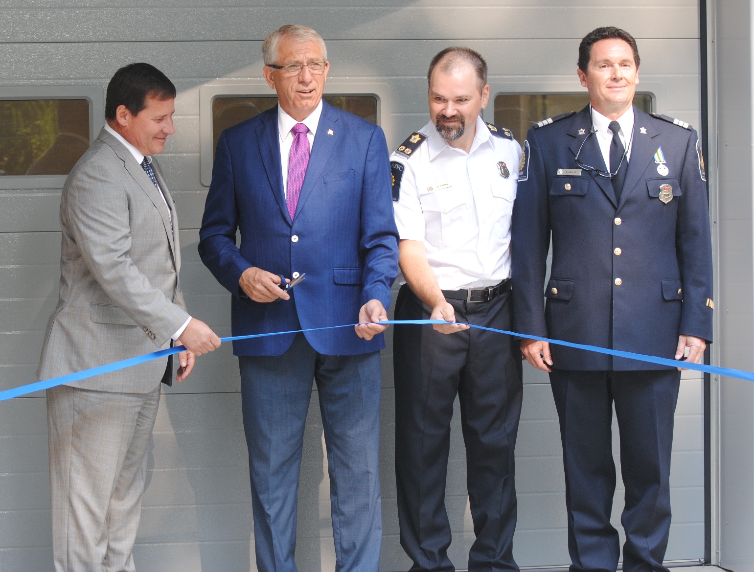 Inauguration des nouvelles installations au point d'entrée à Goodlands dans le Sud du Manitoba avec (de gauche à droite) le vice-président du Contrôle de l¿ASFC Claude Rochette, le député Larry Maguire de Brandon-Souris, le directeur général régional intérimaire de la région des Prairies de l'ASFC Brent Patten, et le directeur intérimaire du district du Sud du Manitoba Blair Downey.