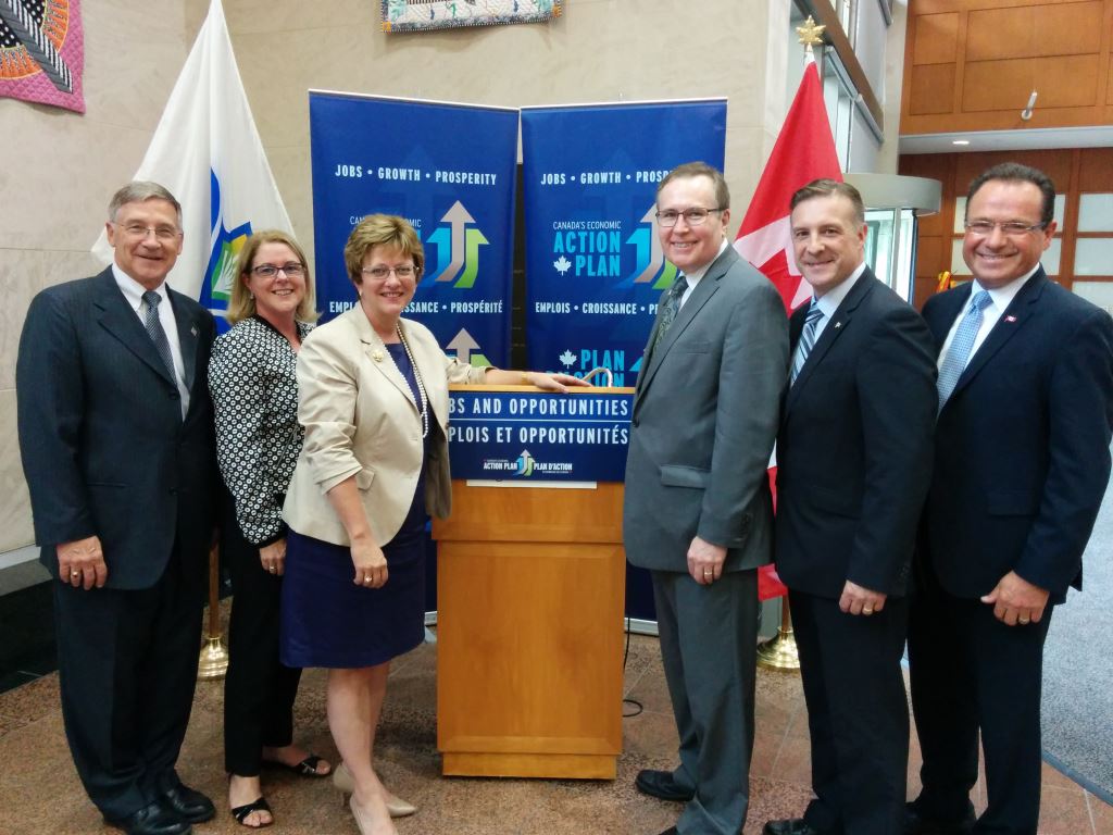 Le gouvernement Harper investit dans des initiatives de lutte contre l¿itinérance dans le cadre de l¿approche Logement d¿abord au sein de la région de Waterloo