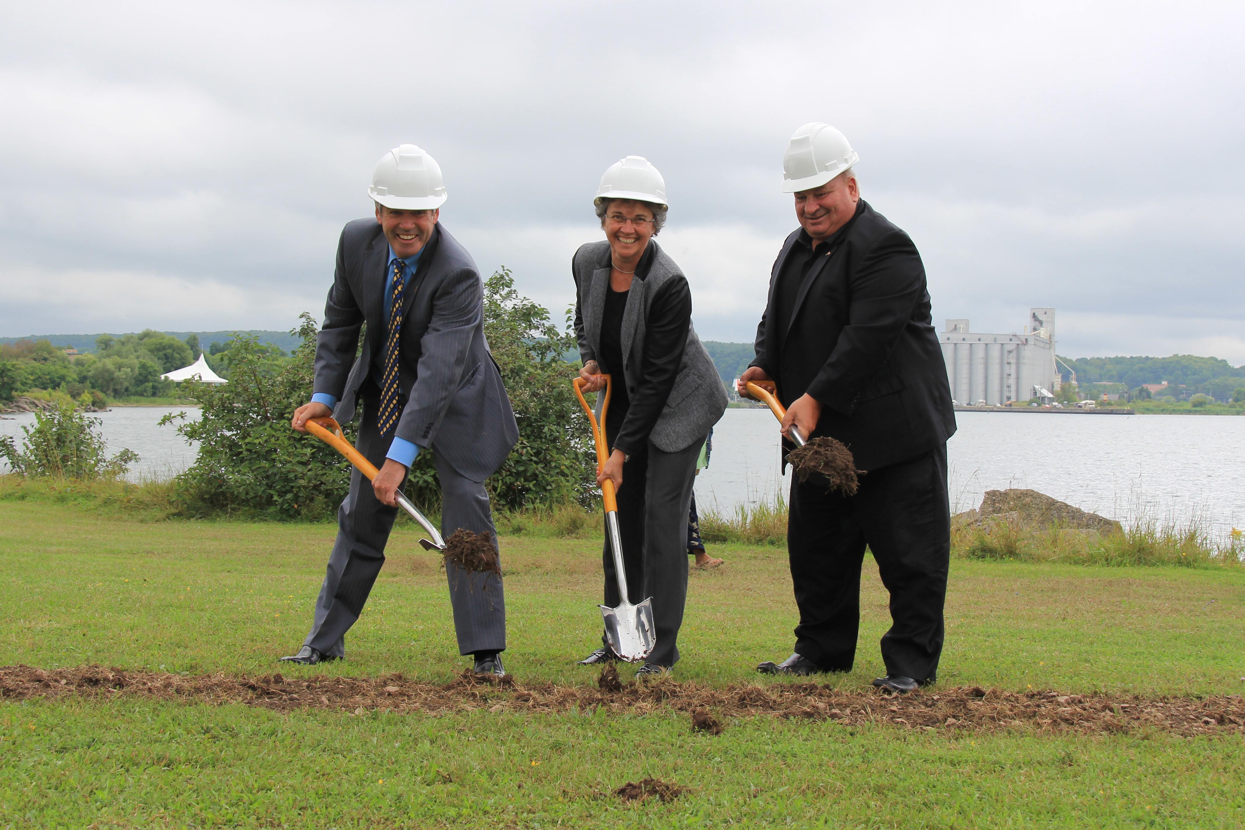 De gauche à droite:

AP Arthur Potts, mairess Deborah Haswell et député Larry Miller
