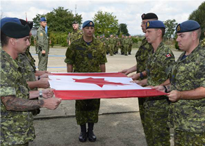 Aujourd¿hui, l¿Aviation royale canadienne (ARC) a terminé sa mission à titre de force opérationnelle aérienne en Roumanie, et un défilé ainsi qu¿une cérémonie de rentrée des couleurs ont eu lieu en son honneur, à la base aérienne 71 de la Force aérienne roumaine, à Campia Turzii.  

