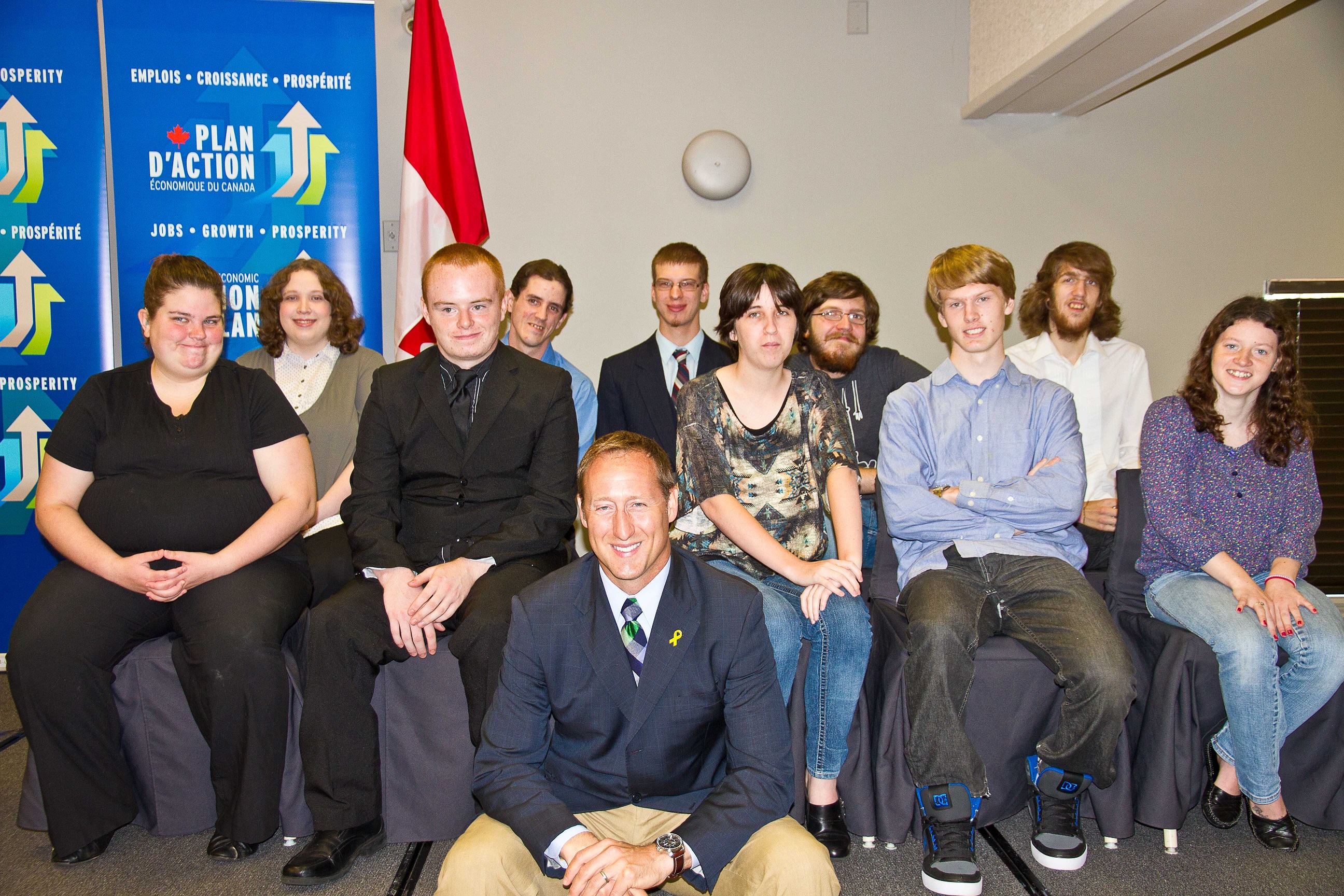 Le ministre MacKay en compagnie des participants.  