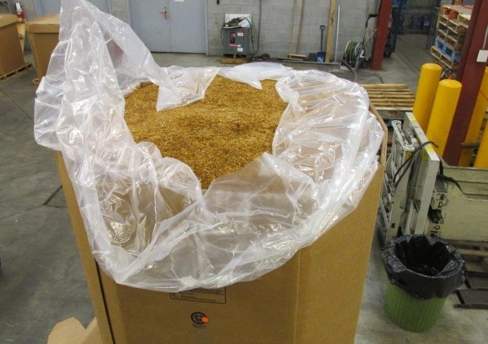 Les 15 330 kg de tabac en vrac étaient dissimulés derrière des boîtes de légumes frais. 