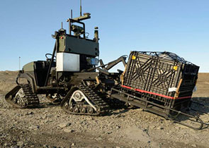 L'équipe du véhicule terrestre sans pilote de l'EAI des FAC utilise leVTSP (véhicule terrestre sans pilote) de la SMAT (sentinelle tactique mullti agents) pour livrer un ensemble de capteurs  à la SFC Alert.