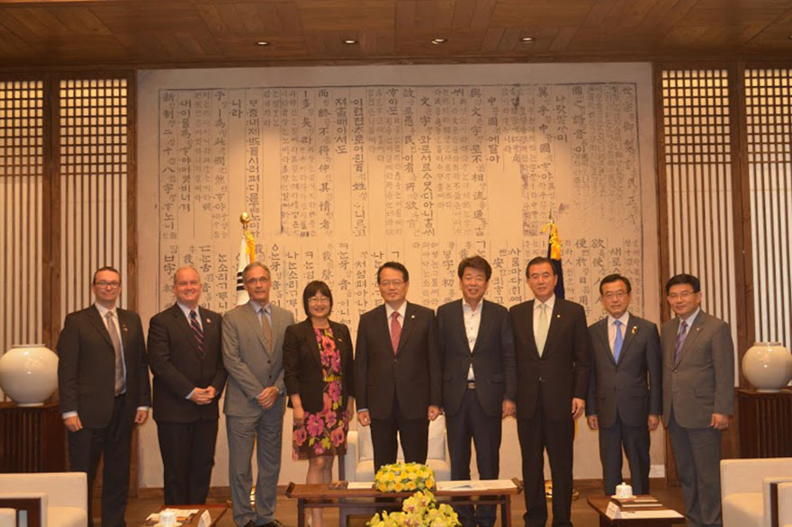 Le secrétaire parlementaire du ministre du Commerce international, M. Erin O¿Toole (deuxième à partir de la gauche), rencontre M. Chung Ui Hwa, président de l¿Assemblée nationale de la Corée du Sud, ainsi que des membres du Groupe d¿amitié interparlementaire Canada-Corée.