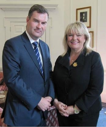 La ministre du Revenu national, Kerry-Lynne D. Findlay, rencontre le très honorable David Gauke, secrétaire financier du Trésor du Royaume Uni à Londres, en Angleterre.