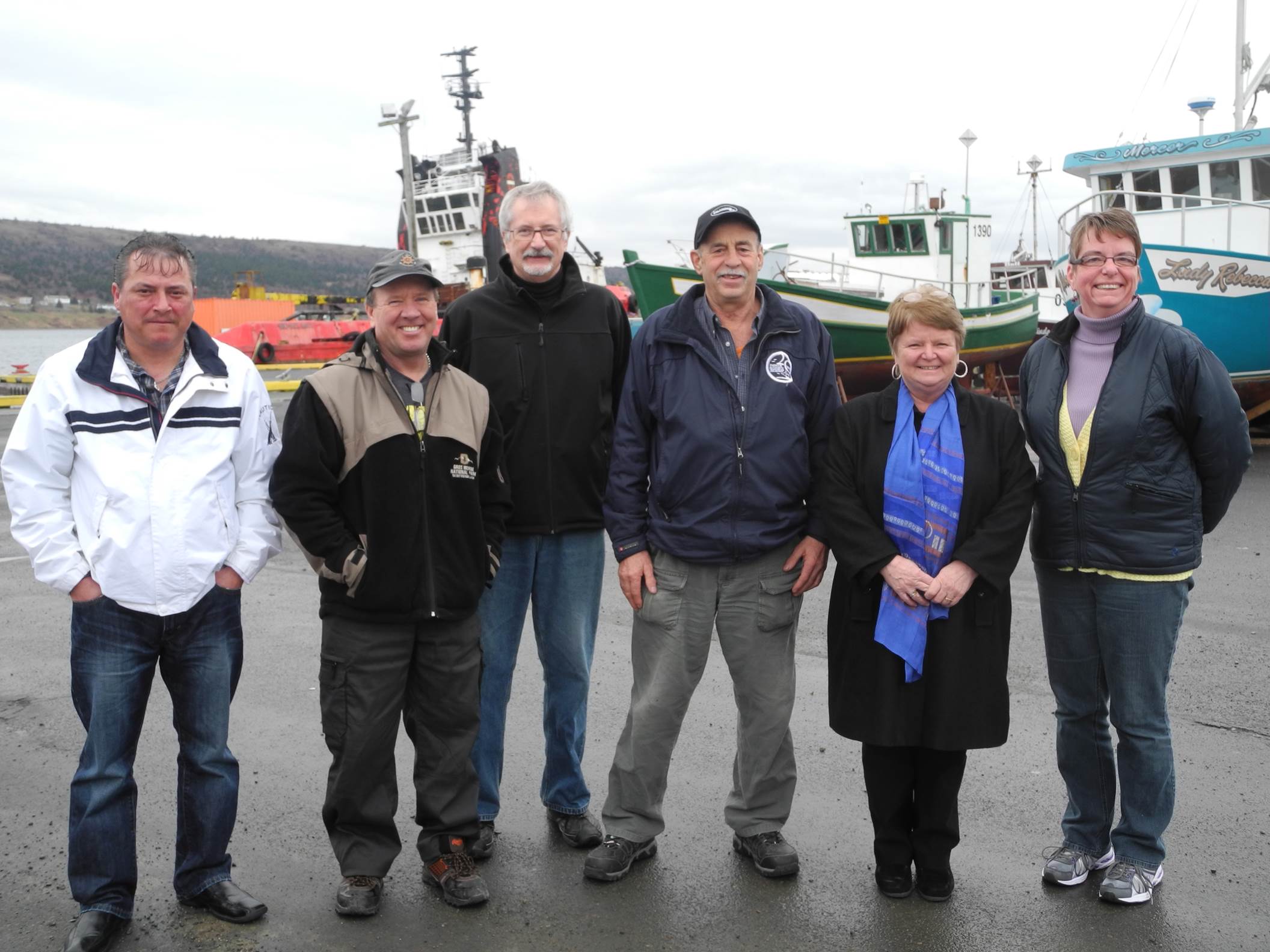 La ministre Shea et les représentants de l'administration portuaire de Harbour Grace lors de la visite de la ministre en décembre 2013