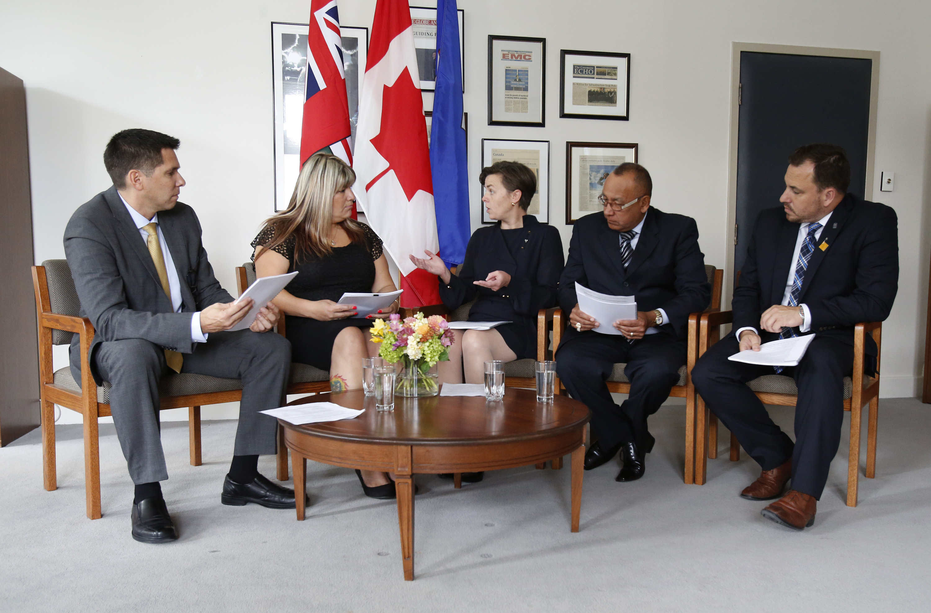 L¿honorable Dre K. Kellie Leitch, ministre du Travail et ministre de la Condition féminine, a présenté aujourd¿hui le Plan d¿action pour contrer la violence familiale et les crimes violents à l¿endroit des femmes et des filles autochtones. Elle est accompagnée de James Wilson, Commissaire, Commission sur les relations découlant des traités du Manitoba, Bernadette Smith, Soeur de Claudette Osborne, disparue depuis le 24 juillet 2008 du Chef Chef Ron Evans, Nation crie de Norway House et de Jeffrey Cyr, Directeur exécutif de l¿Association nationale des centres d¿amitié.