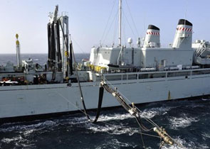 Des membres de l¿équipage du NCSM PRESERVER effectuent les opérations nécessaires au ravitaillement du navire par le NCSM IROQUOIS 