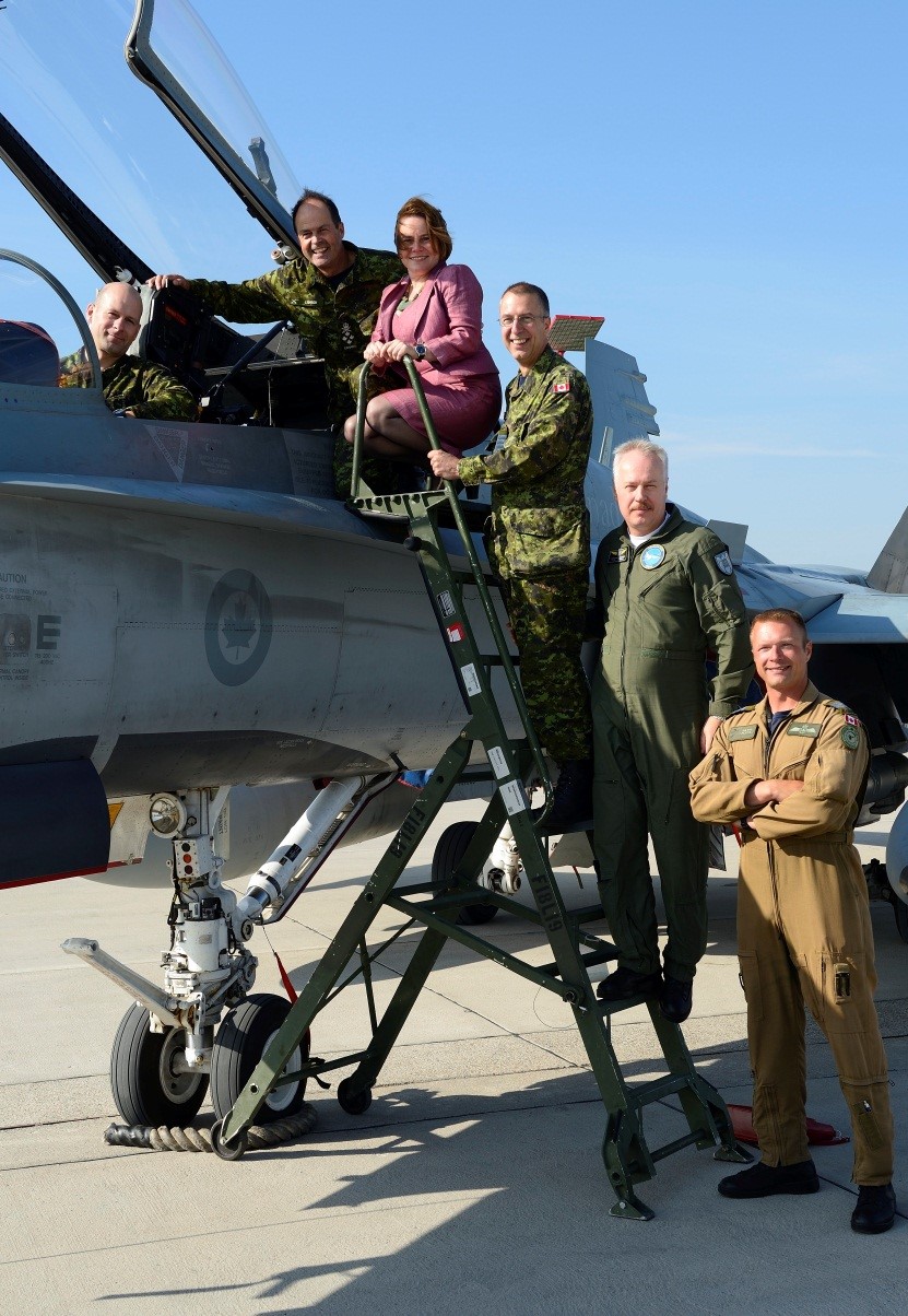Le général Tom Lawson, chef d¿état-major de la Défense (CEMD), visite la base aérienne de ¿iauliai (Lituanie), le 19 septembre 2014, où la force opérationnelle aérienne du Canada est déployée pour appuyer le bloc 36 de la police aérienne des pays baltes de l¿OTAN, dans le cadre de l¿opération Reassurance.

De gauche à droite : Colonel (Col) William Fletcher, conseiller spécial auprès du CEMD; Général Tom Lawson, CEMD; Jeanette Stovel, chargée d¿affaires canadienne auprès des pays baltes; Col Daniel Geleyn, attaché de Défense du Canada auprès de la Pologne et des pays baltes; Lieutenant-colonel (Lcol) Vidmantas Raklevicius, commandant de la base aérienne en Lituanie; Lcol David Pletz, commandant de la FOA. 

Pour une version de cette image en haute résolution veuillez visiter le www.forcesinages.ca 