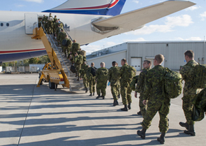 Des membres du 3e Bataillon, The Royal Canadian Regiment (3 RCR), montent à bord d'un aéronef CC150 Polaris à la 8e Escadre, à Trenton (Ontario), pour participer à l'opération REASSURANCE en Europe de l'Est et pour prendre la relève d'un autre contingent de militaires du 3 RCR, le 22 septembre 2014.