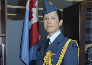 Portant les nouveaux rangs et insignes sur l'uniforme de l'Aviation royale canadienne (ARC), Capitaine Melina Girard, Aide de Camp du Commandant de l'ARC, pose à Ottawa Ontario le 18 septembre 2014.