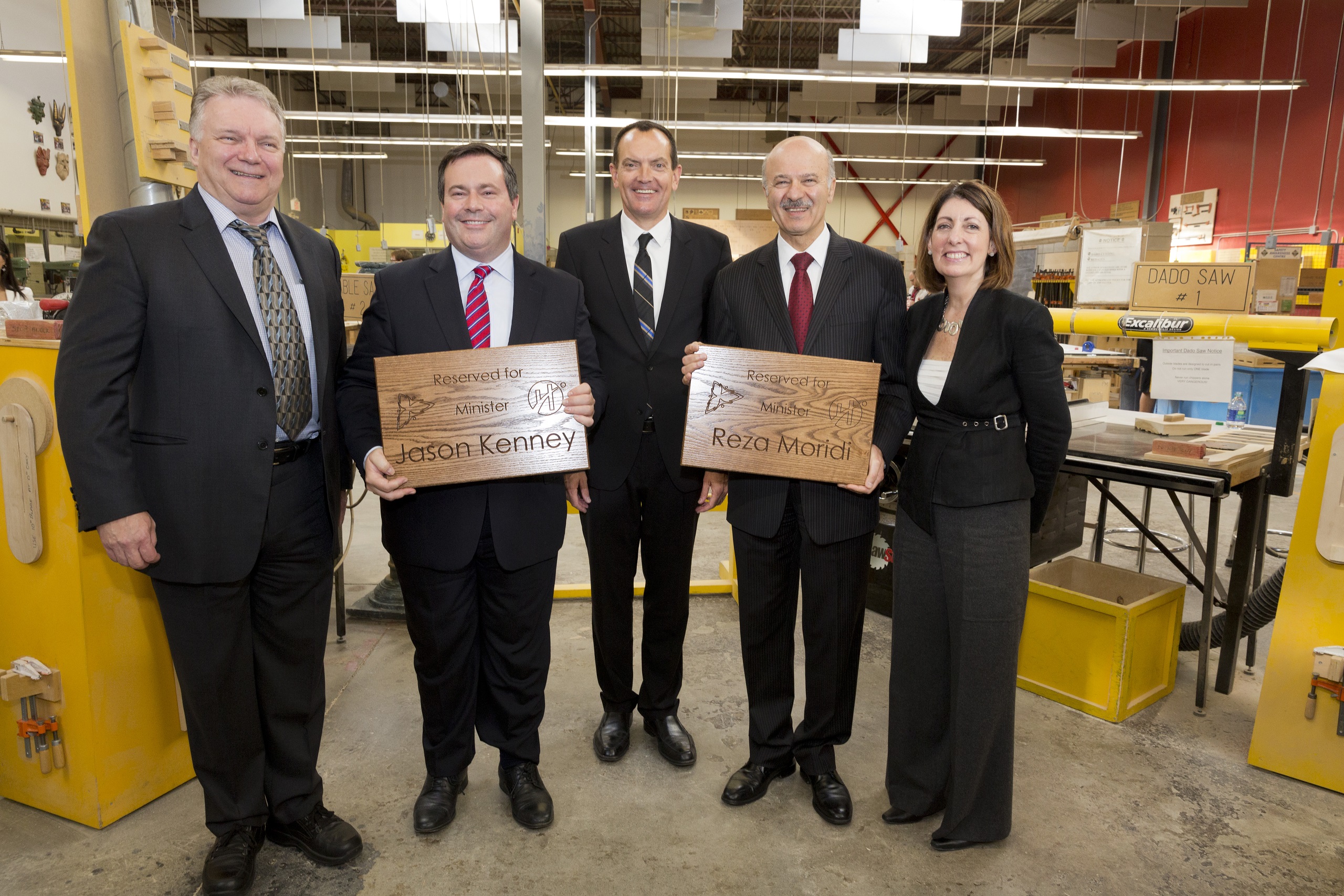 M. George Hood, vice-président de l¿Association nationale de collèges de carrières; le ministre Kenney; M. Chris Whitaker, président-directeur général du Humber College Institute of Technology & Advanced Learning; le ministre Moridi; Mme Lesley Brown, directrice générale d¿Essential Skills Ontario.