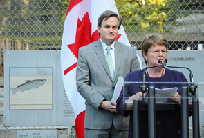 L'honorable Gail Shea, ministre des Pêches et des Océans, en compagnie de Andrew Saxton, député de Vancouver Nord et secrétaire parlementaire du ministre des Finances, annonce un investissement de 34,2 millions de dollars sur cinq ans pour la mise à niveau des infrastructures aux stations salmonicoles et aux chenaux de frai de la C.-B. qui soutiennent la pêche durable du saumon.
