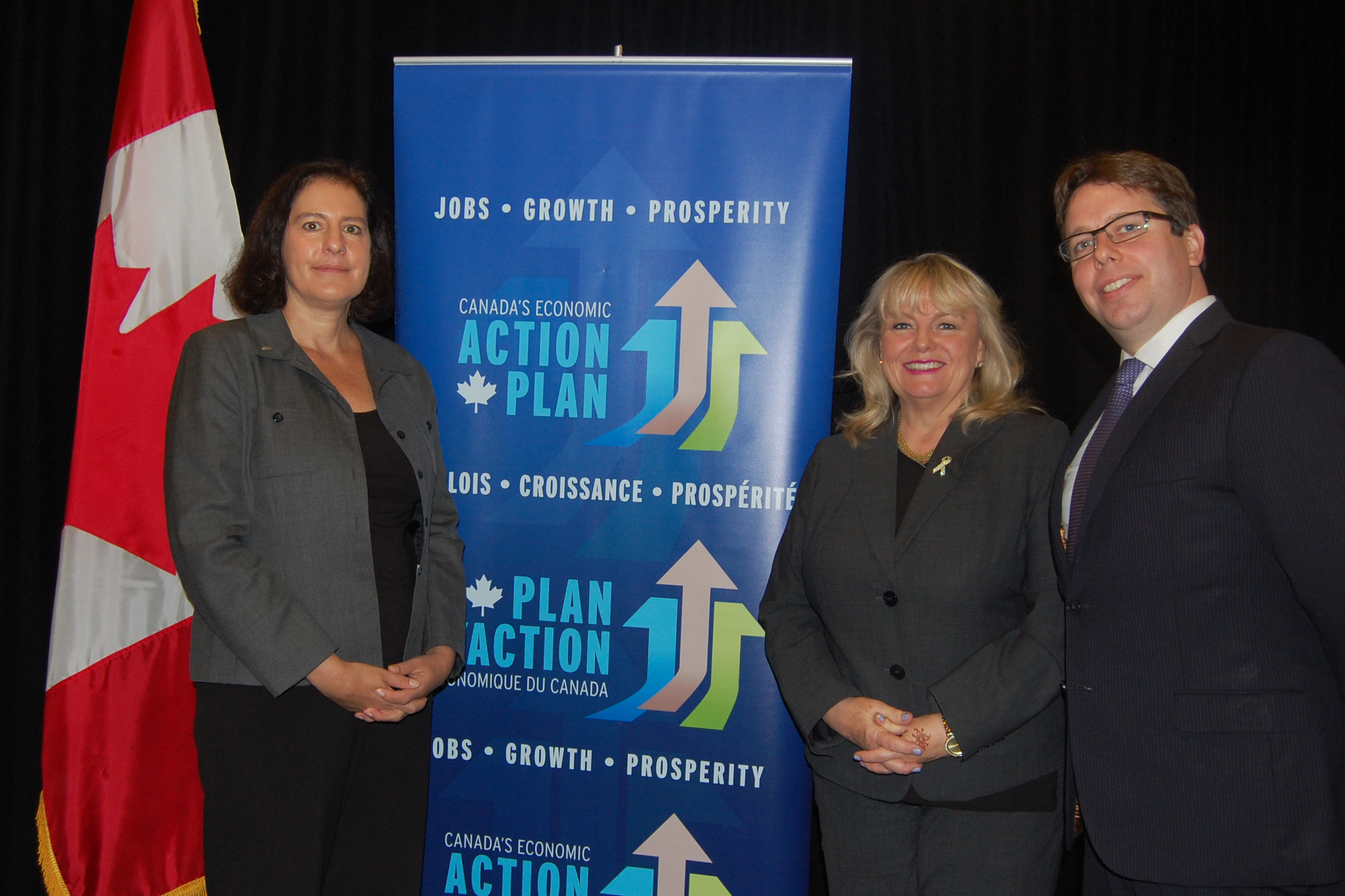 Minister Findlay meets with Corinne Pohlmann, Senior Vice-President, National Affairs, Canadian Federation of Independent Business (left) and Hendrik Brakel, Senior Director, Economic, Financial and Tax Policy, Canadian Chamber of Commerce (right) at the Red Tape Reduction consultation launch.