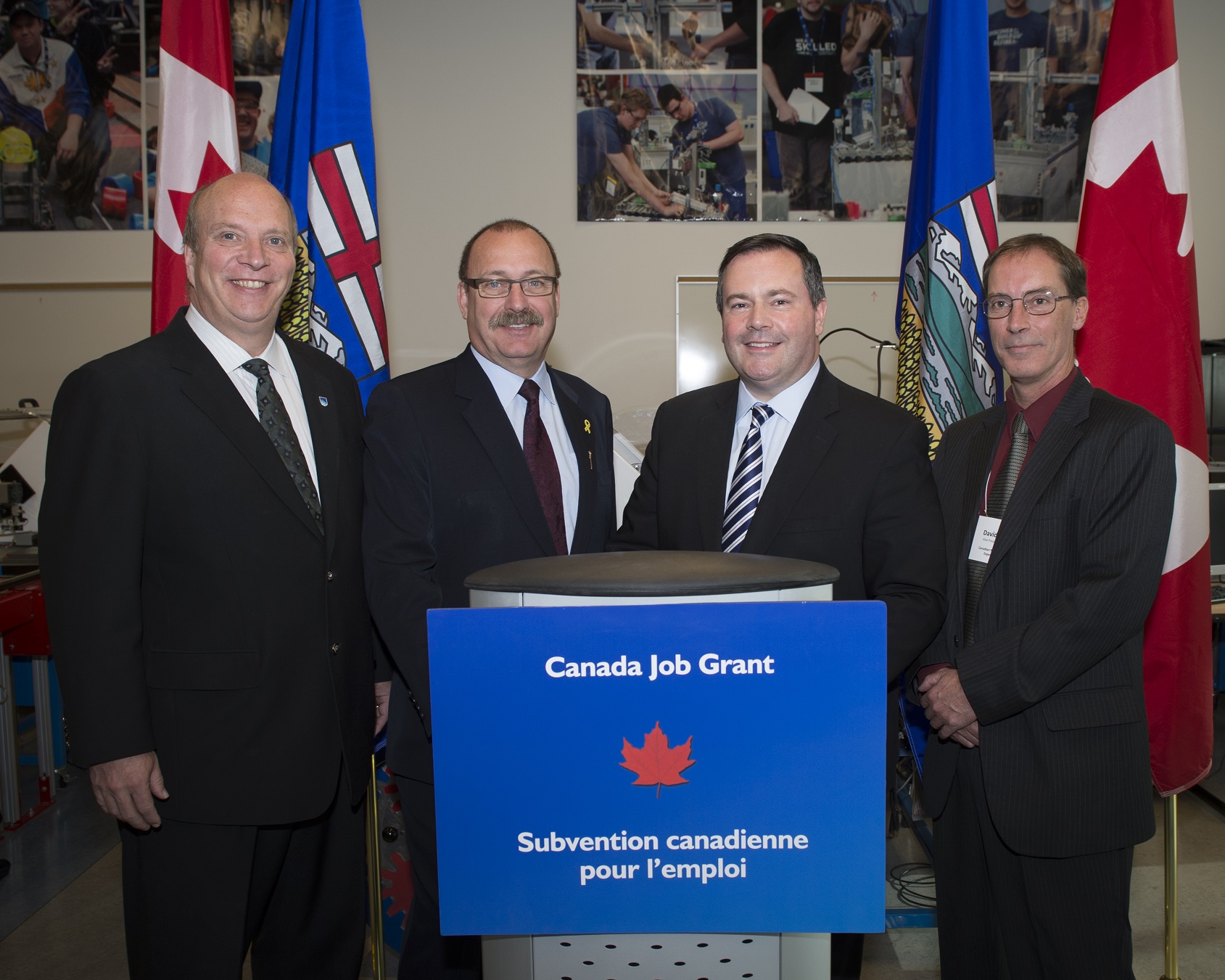 M. Glenn Feltham, président et directeur général, NAIT; le ministre McIver; le ministre Kenney; M. David Plante, vice président, Manufacturiers et Exportateurs du Canada, en Alberta.