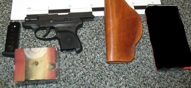 Arme à feu et munitions saisies auprès d'Elaine Margaret Schwab-Sunderlin au point d'entrée de Pigeon River le 1er octobre 2014.