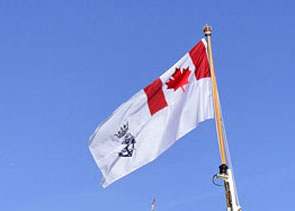 Le NCSM Halifax arbore le nouveau pavillon navale canadien pour la prèmiere fois.
