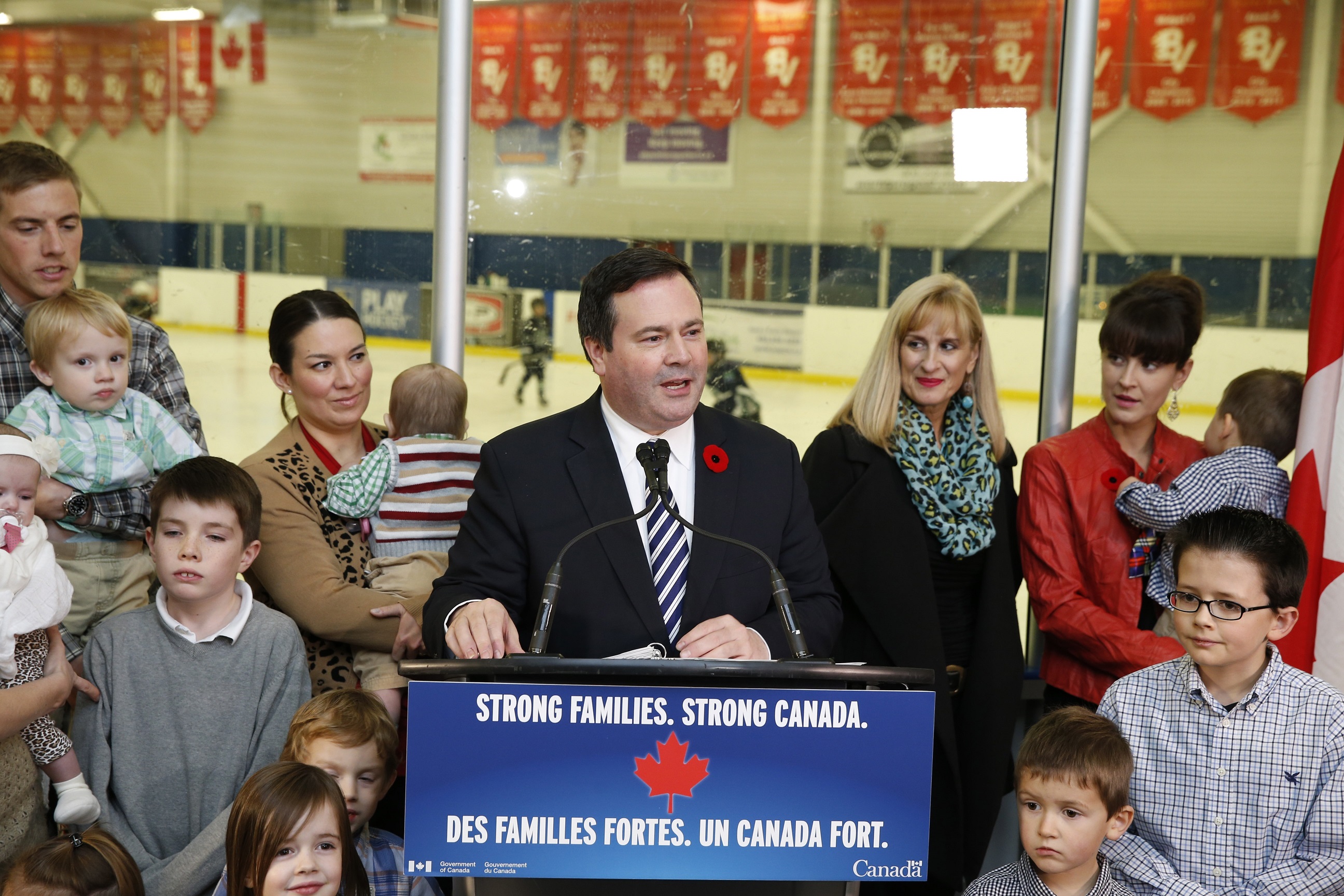Le ministre Kenney accompagné des familles de la région.