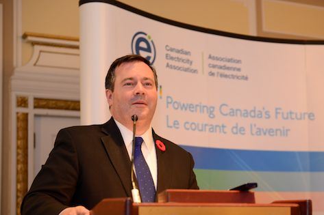 Le ministre Kenney prononçant son discours au lutrin.