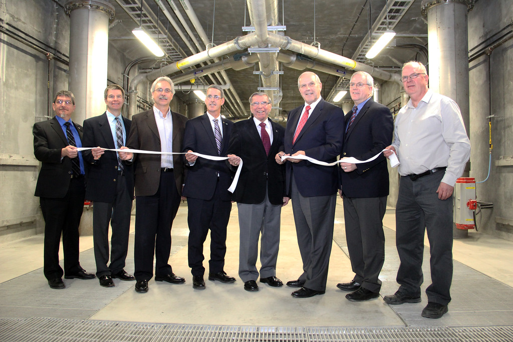 De gauche à droite : Le président de J.L Richards, Guy Cormier, de la Ville de Cornwall, John St. Marseille et Norm Levac, le député (Glengarry¿Prescott¿Russell) Grant Crack, le député (Stormont ¿ Dundas ¿ South Glengarry) Guy Lauzon, le maire Bob Kilger, le député (Stormont¿Dundas¿South Glengarry) Jim McDonell et de la Ville de Cornwall, Morris McCormick, à la station de traitement des eaux usées de Cornwall.