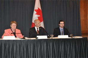 L¿honorable Gail Shea, ministre des Pêches et des Océans annonce aujourd¿hui le nouveau projet de règlement fédéral sur les espèces aquatiques envahissantes qui interdira l¿importation et la propagation des espèces tel que la carpe asiatique. La ministre est accompagnée du député Dave Van Kesteren (au centre) et de Matt Smith de la Ontario Federation of Anglers and Hunters. 