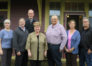 L'honorable Gail Shea, ministre des Pêches et des Océans annonçait aujourd¿hui du financement pour sept projets à l¿Île-du-Prince-Édouard dans le cadre du Programme de partenariats pour la conservation des pêches récréatives. Sur la photo on voit, de gauche a droit, Thelma Phillips, directrice du Lot 11 & Area Watershed Management Group; Tom Duffy, gestionnaire des opérations pour l¿Atlantique - Canards Illimités Canada; Dale McIsaac, président de la Morell River Management Co-operative Limited; la ministre Shea; Barry Mayne, président de la Bedeque Bay Environmental Management Association; Kellie Lockhart, gestionnaire du bassin versant de la South Shore Watershed Association; Norman Dewar, coordonnateur du bassin versant du Ellen¿s Creek Watershed Group. Absente : Megan Harris, coordonnatrice de la Central Queens Branch, PEI Wildlife Federation.

