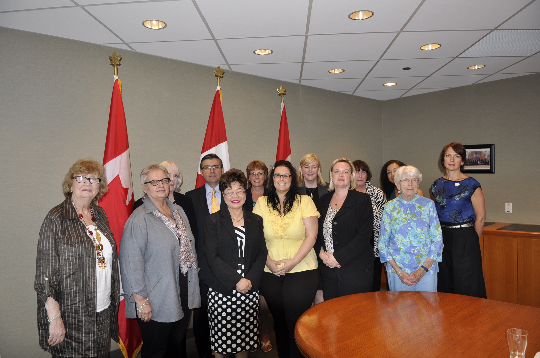 Minister of State Wong poses with participants from the round table.