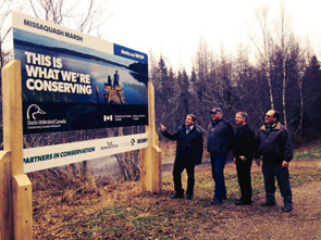 Le député Scott Armstrong avec Rob Fraser, Tom Duffy et Gren Jones de Canards Illimités Canada lors de l'annonce de financement du Programme de partenariats relatifs à la conservation des pêches récréatives pour la rivière Missaqaush.