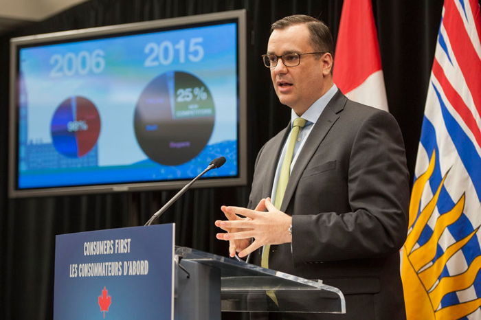 Le 18 décembre 2014, le ministre de l'Industrie James Moore a annoncé l'adoption de nouvelles mesures visant à mettre plus de spectre que jamais à la disposition des Canadiens.