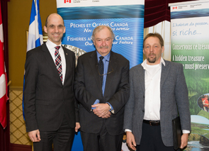 L¿honorable Steven Blaney, ministre de la Sécurité publique et de la Protection civile, André Martin, président-directeur-général, Fondation de la faune du Québec et Harold Castonguay, président, Regroupement des gestionnaires de ZEC de la Capitale-Nationale, conjuguent leurs efforts pour favoriser les pêches récréatives au Québec.