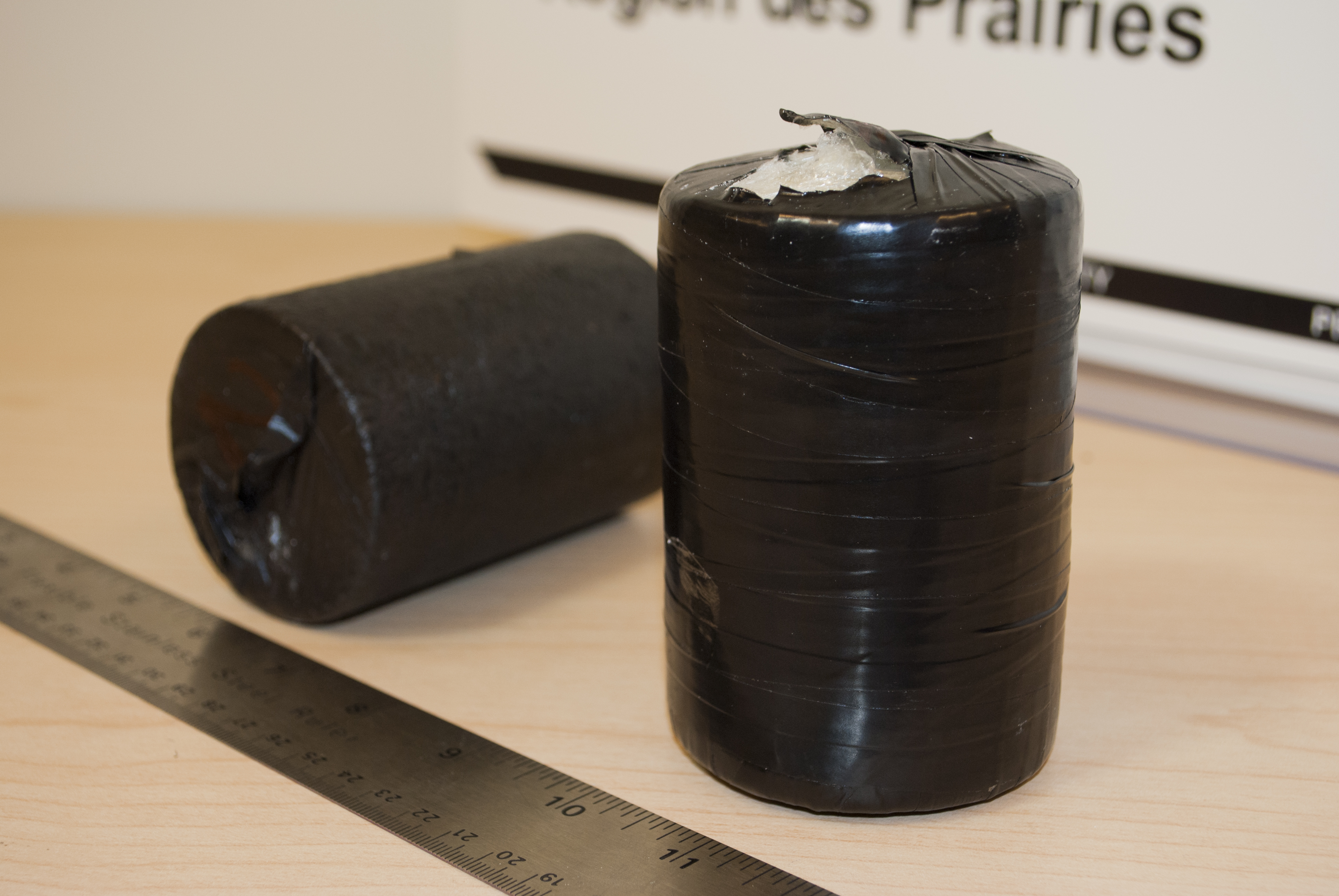 Deux briques en forme de cylindre contenant 781,80 grammes de cocaïne présumée dissimulée dans un avion à l¿aéroport international James-Armstrong-Richardson de Winnipeg le 2 mars 2015.