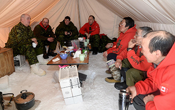 The Honorable Julian Fantino, Associate Minister of National Defence, visited Op NUNALIVUT 15 and met with CAF personnel.