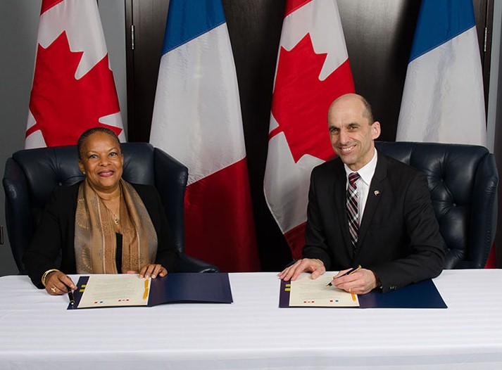Christiane Taubira, France¿s Keeper of the Seals and Minister of Justice and the Honourable Steven Blaney, Canada¿s Minister of Public Safety and Emergency Preparedness sign a Declaration on the Cooperation Program between the Department of Public Safety and the Ministry of Justice of the French Republic in Ottawa on April 23, 2015. 